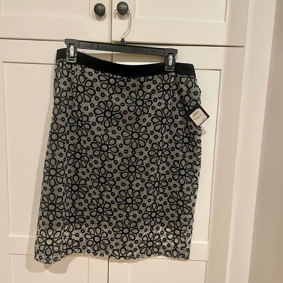 NWT Size 14 Gray and Black Daisy Halogen Nordstrom Skirt - Picture 1 of 4